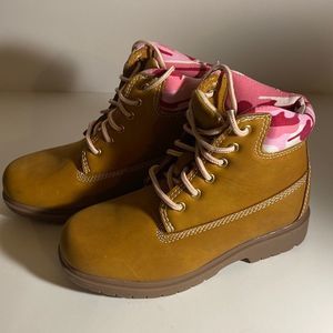 Deer stags girls size 2M MAK2 waterproof work boot with pink camo around top